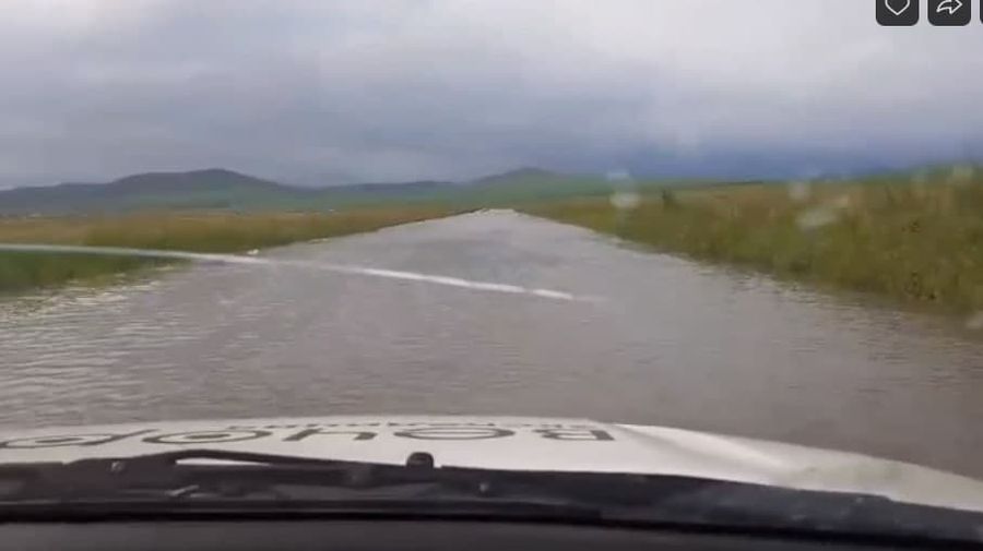 Вода с полей размывает дорогу в Сретенском районе Забайкалья (видео)