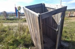 «Пизанский» туалет без крыши в Парке отдыха, ...