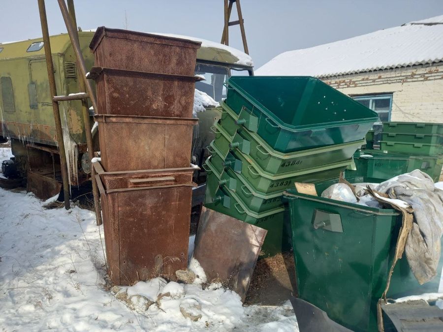 В Чите двое мужчин попытались украсть мусорный бак 