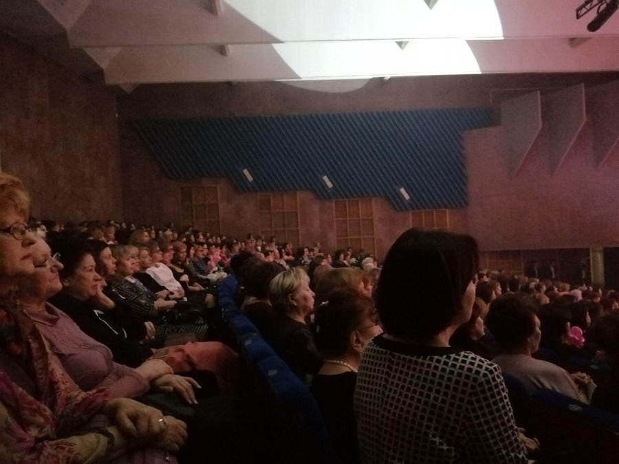 В краевой филармонии 750 забайкальских женщин поздравили с 8 марта