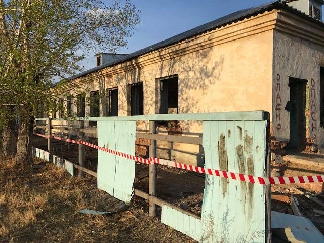 Рухнувшая кирпичная стена погребла под собой 16-летнего воспитанника  детского центра в Чите