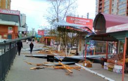 Ветер разрушил крышу детского центра Орешки в центре Читы (Фото)