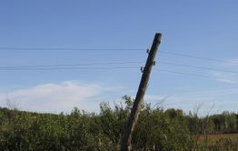 В ДК «Станкостроитель» по улице Тополева провисли провода электролинии