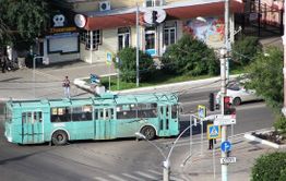 Легковушка въехала в троллейбус в Чите