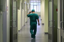 В Чернышевском районе судят врача-алкоголика обвиняемого в гибели ребенка при родах