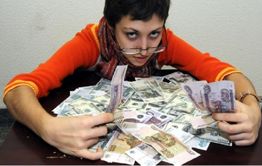 Не мешки ворочать: жена тайно сняла с карты мужа деньги, после чего написала заявление об их краже