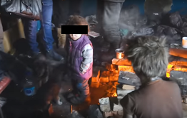 ​Мужчину с четырьмя маленькими детьми нашли в заброшенном доме на Острове в Чите (Видео)