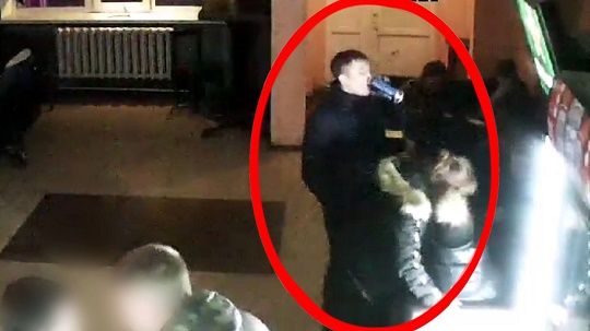 Полиция Читы ищет вора, который украл телефон в одном из баров города