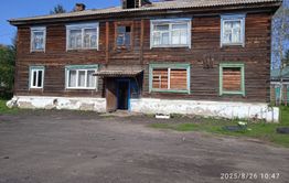 Одна в ветхом бараке