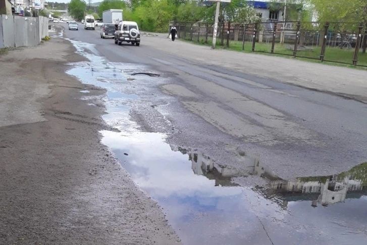 В Чите вода из колодца течет и размывает дорогу