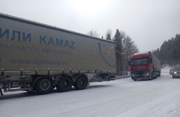 Грузовые автомобили встали на подъеме у Читы — из-за выпавшего снега они не могут подняться в гору