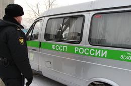 В Чите должник по алиментам спрятался от приставов в диване