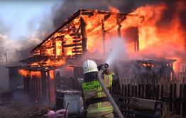 В Чите ребенок игрался с огнем и сжег постройки во дворе 