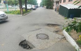 Яма под окнами «Вечорки» продолжает калечить автомобили
