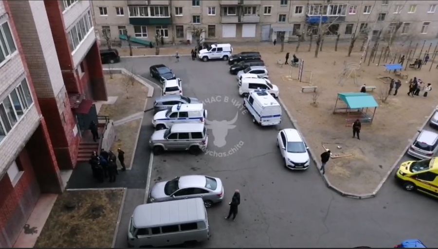  Мужчина удерживает ребенка в заложниках в одном из домов Читы 