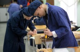 В школах России вернут труды и запретят мобильники