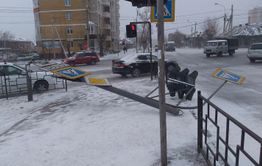 ​Ветер снес светофор на перекрестке Богомягкова и Кастринской в Чите