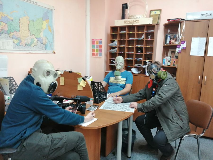 ​Планерка «Вечорки» прошла в противогазах из-за коронавируса (видео)
