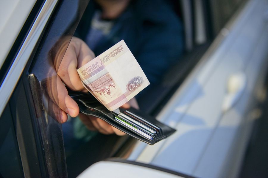 Пассажирка автомобиля пыталась дать взятку сотруднику ГАИ в Борзе