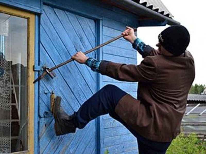 В Краснокаменске задержали мужчину, который украл еду из пустой дачи 