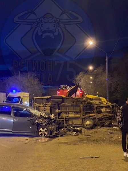 Пьяная водитель Toyota врезалась в маршрутку в Чите