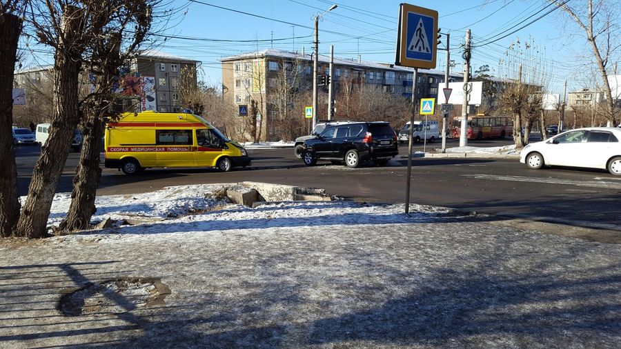 Реанимация с мигалками врезалась в маршрутку в Чите - видео