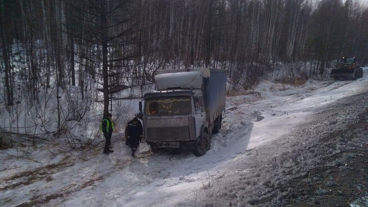 Водитель грузовика заснул за рулём и слетел в кювет перед Ареем