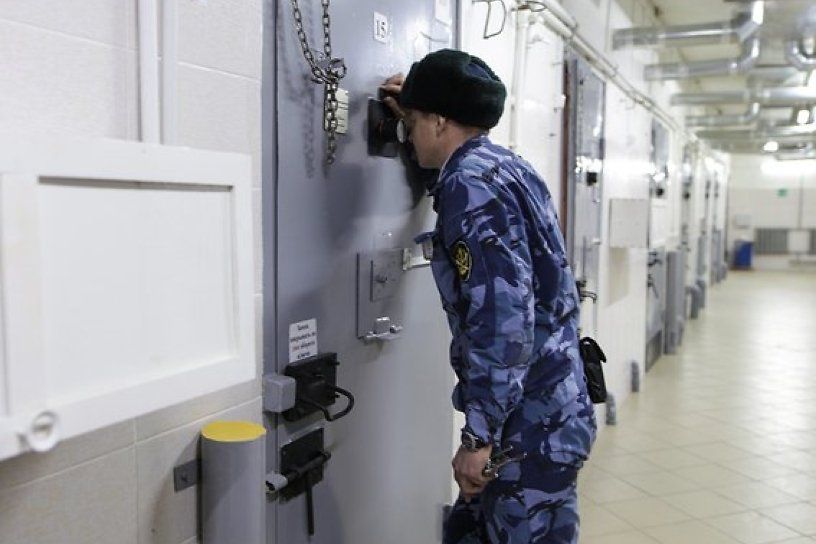 Вертухай из колонии, где сидит Тахи, предстанет перед судом