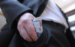Экс-чиновник в Забайкалье получал взятки за незаконное предоставление квартир