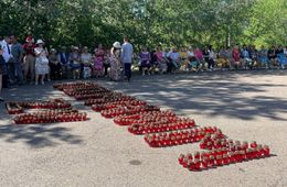 Читинцы свечами выложили слово «Помним» и буквы Z и V в День памяти и скорби