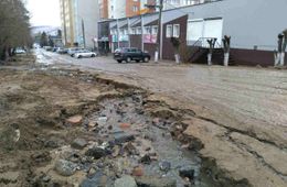 Вчерашний дождь размыл дорогу, сегодняшний сделал из нее месиво