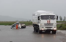 Японский микрогрузовик затонул на подтопленной дороге перед селом Колобово Балейского района (ВИДЕО)