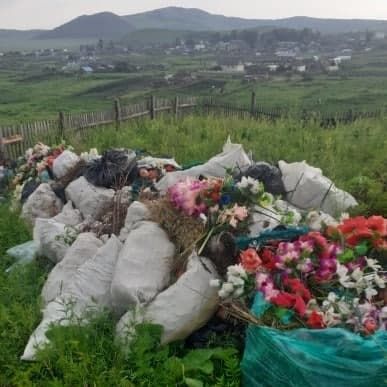 Жители села Явленка пожаловались на заваленное мусором кладбище