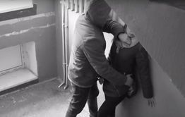 Читинец познакомился с женщиной в баре, проводил ее до дома, а в подъезде ограбил