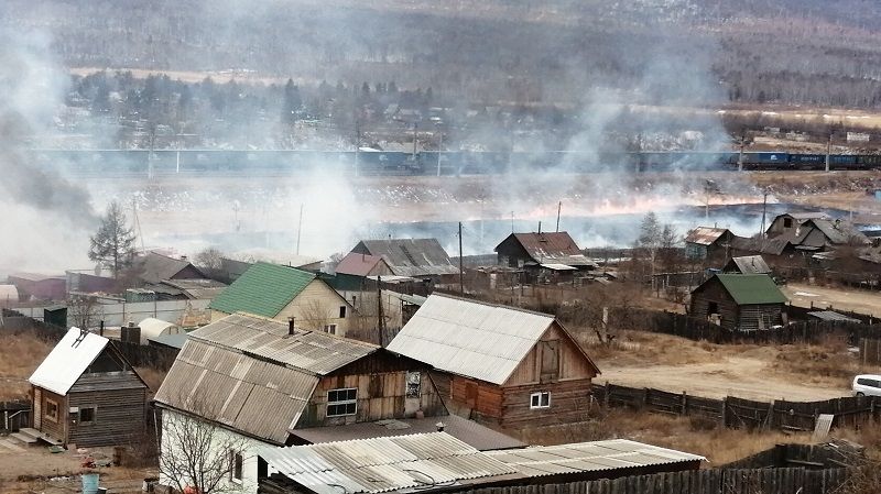 Трава загорелась вблизи частного сектора в Антипихе