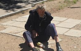 Парализованный мужчина третий день живёт под забором школы в Краснокамеске