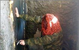 Бомжи в подвале «организовали» себе свет и горячую воду