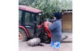Пьяная женщина в Хилке угнала машину и врезалась в трактор (ВИДЕО)