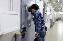 Вертухай из колонии, где сидит Тахи, предстанет перед судом