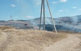 ​Кладбище загорелось из-за возгорания травы в Засопке