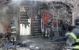 Шестнадцать человек эвакуировались из горящего дома в Чите