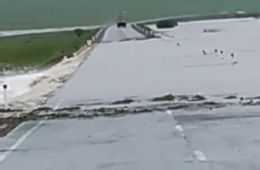 Вода валом идет через дорогу в Александрово-Заводском районе в Забайкалье
