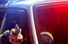 Двое забайкальцев угнали машину, угрожая оружием владельцу. Во время ухода от полиции один из угонщиков получил травму и умер.  