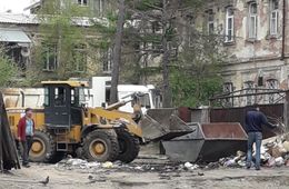 ​Помойку возле здания краевого минобра все же решили убрать