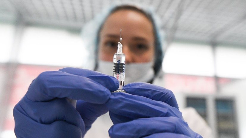 Массовая вакцинация от коронавируса может начаться в России осенью