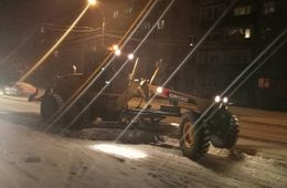 Снегопад и предновогодний шопинг превратили Читу в город сплошных пробок