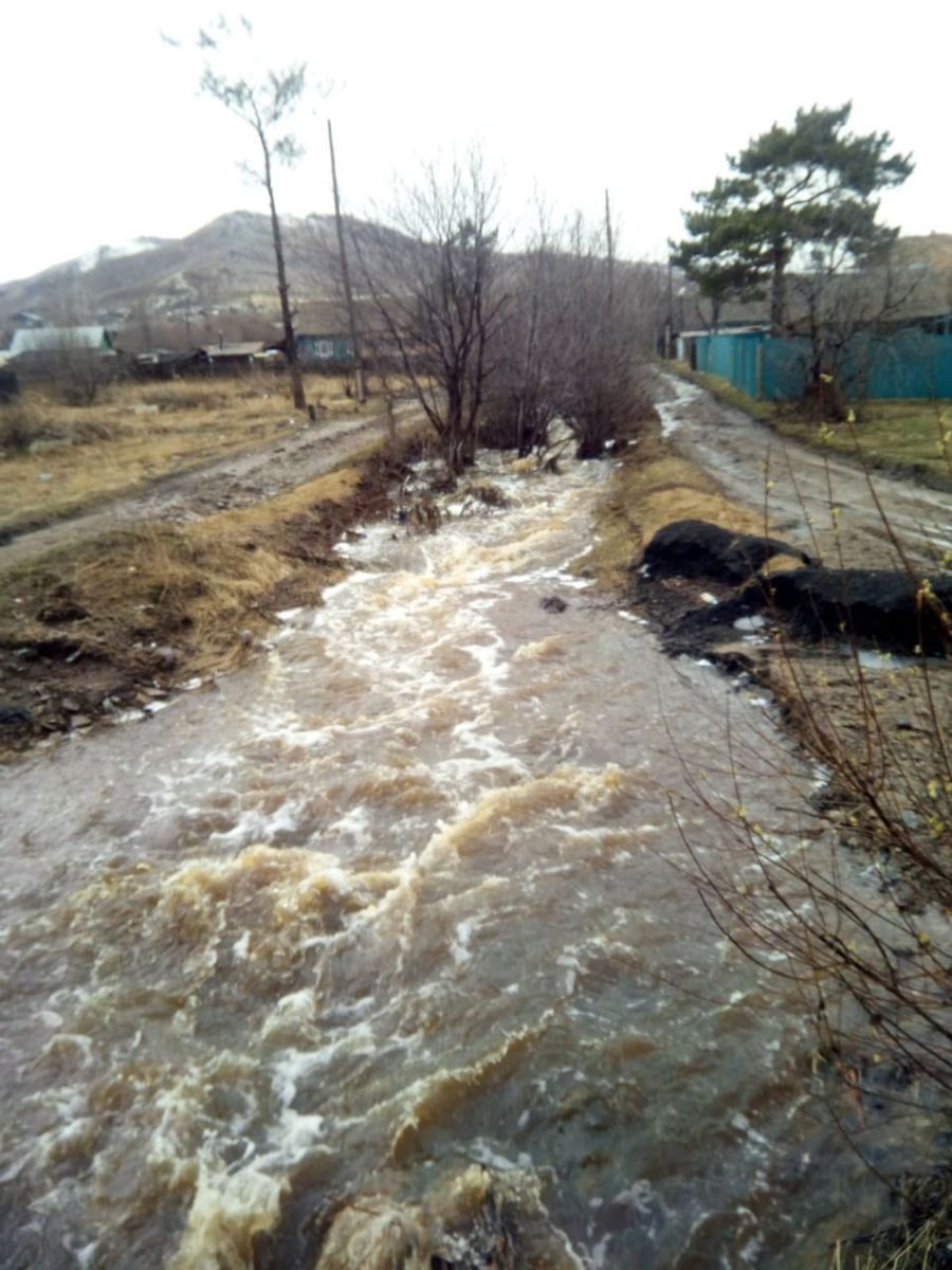 Вода из прорвавшейся дамбы в Балее пошла на спад 