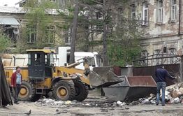 ​Помойку возле здания краевого минобра все же решили убрать