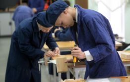 В школах России вернут труды и запретят мобильники