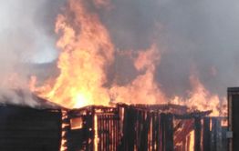 ​Гаражи и сараи загорелись на Острове